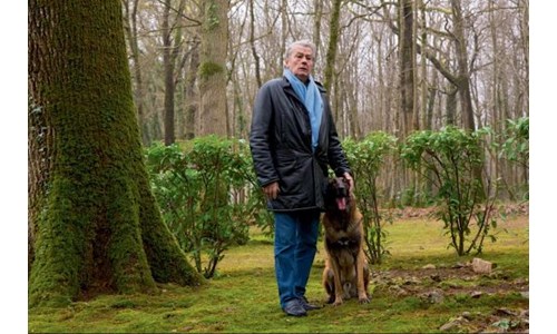 ALAIN DELON EVİNİN BAHÇESİNE GÖMÜLÜYOR